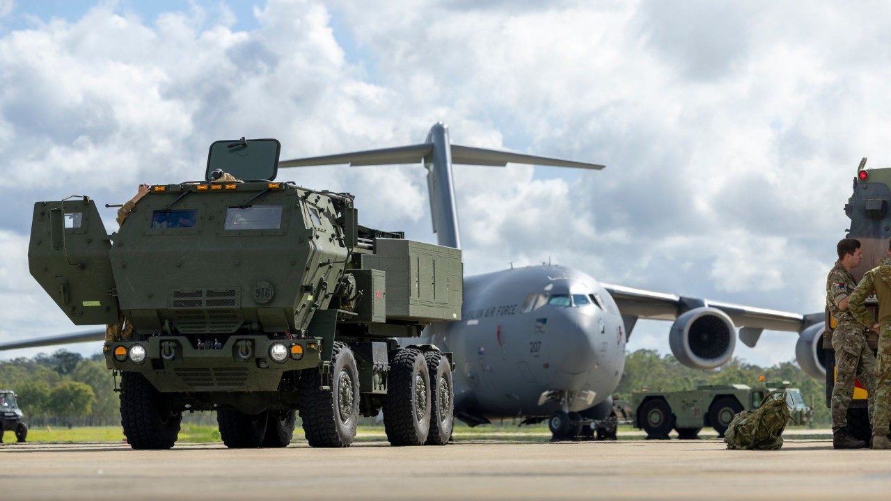 An Australian Army M142 HIMARS from 10th Brigade preparing to be loaded onto a U.S. Air Force C-17 Globemaster III 