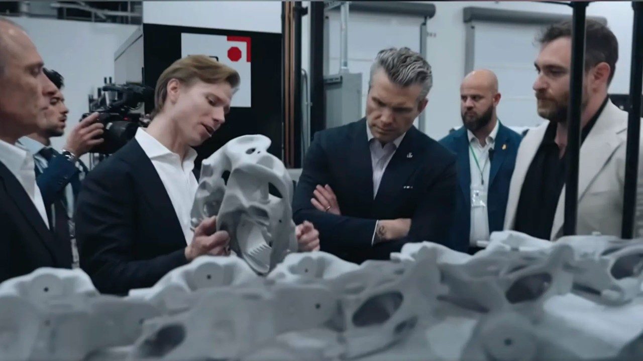 Sec. Hegseth views Divergent’s advanced manufacturing technologies with CEO and Co-Founder Lukas Czinger during a stop on his “Arsenal of Freedom” tour.