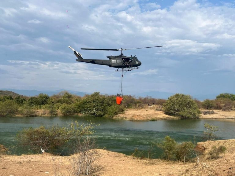 Continúan las operaciones de su Fuerza Aérea para combatir los incendios forestales en Aipe, Huila y en Bojacá, Cundinamarca